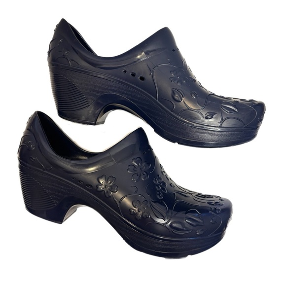 Danek pixie blue floral embossed slip resistant & waterproof clogs - Picture 4 of 7